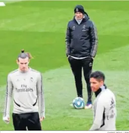  ?? CHEMA MOYA / EFE ?? Zidane observa a Bale y Varene durante un entrenamie­nto.