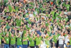  ?? Foto: Bernd Feil, mis ?? Sangesfreu­dig und stets gut gelaunt: Die irischen Fans sorgen für gute Stimmung in den Stadien und sind auch bei den Franzosen beliebt.