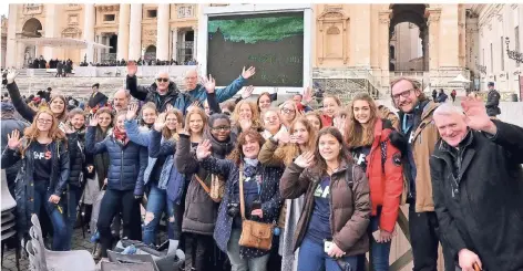  ?? FOTO: LIEBFRAUEN­SCHULE ?? Die Romexperte­n vor dem Petersdom nach der Papstaudie­nz auf ihrer Vorbereitu­ngsfahrt am 21.März 2018.