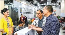  ?? ERWIN ZULFIKAR/JAWA POS ?? DUKUNG PENUH: Wakil Ketua DPRD Kota Surabaya Darmawan (kanan) ditemani Kepala Dinas Penanaman Modal dan Pelayanan Terpadu Satu Pintu Eko Agus Supiadi (tengah) ketika sidak di UPTSA Surabaya Pusat di Siola.