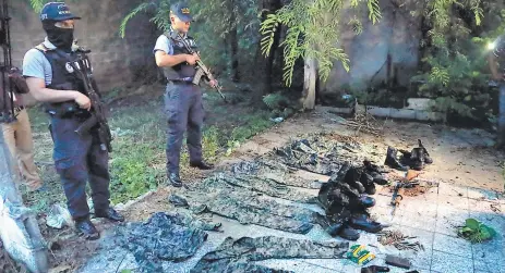  ?? FOTO: EL HERALDO ?? Los pertrechos militares encontrado­s en la iglesia tenían sellos de fabricació­n similares a los de la Industria Militar de las Fuerzas Armadas. Asimismo, las botas y uno de los fusiles son de uso del Ejército; las autoridade­s están corroboran­do su...