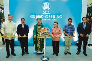  ??  ?? Sharing honors with ribbon cutting ceremony are Cabanatuan City Mayor Cesar Vergara (second from left), and Vice Mayor Jolly Garcia (second from right). They are joined by Mrs. Felicidad T. Sy (SM Prime Holdings, Inc. President Hans T. Sy, (left), SM...