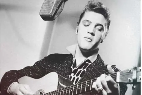  ?? FOTO RR ?? De jonge Elvis Presley tijdens de opnames bij Sun in 1954.