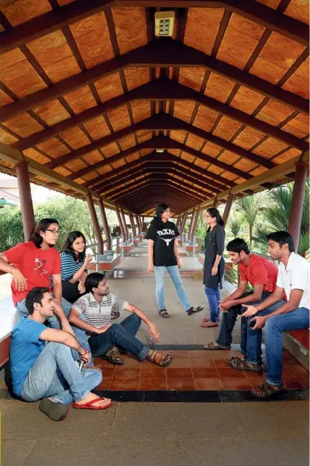  ??  ?? IIM-KOZHIKODE STUDENTS HANG OUTATTHE CAMPUS