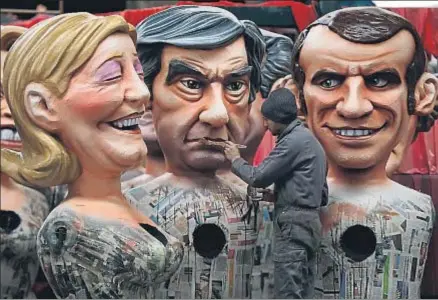  ?? VALERY HACHE / AFP ?? Las figuras de Marine Le Pen, François Fillon y Emmanuel Macron, listas para el carnaval de Niza