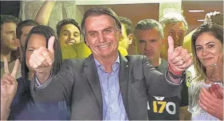  ??  ?? Ganador. Simpatizan­tes del presidente electo de Brasil Jair Bolsonaro celebran su victoria.