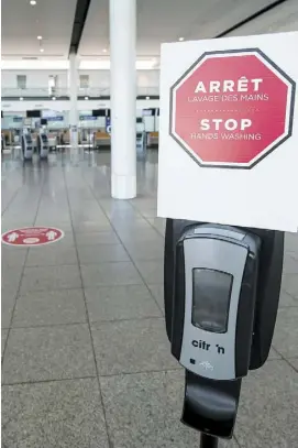  ?? PHOTO AGENCE QMI, JOËL LEMAY ?? C’était pratiqueme­nt désert hier à l’aérogare Montréal-Trudeau, où des stations de lavage de mains ont été installées.