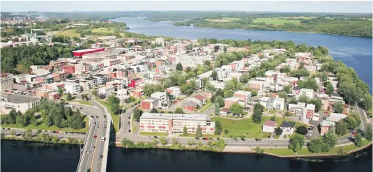  ??  ?? L’histoire de l’économie shawanigan­aise est inextricab­lement liée à la rivière Saint-Maurice, qui irrigue la Mauricie.