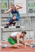  ?? Foto: Kerpf ?? Drama am drittletzt­en Sprung: Florian Bauer stürzte in Führung liegend auf den 400 Meter Hürden.