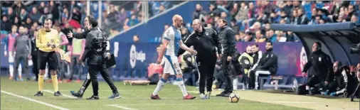  ??  ?? EXPULSADO. Amrabat, acusado de agredir a un trabajador del Levante, se dirige a los vestuarios tras ser expulsado.