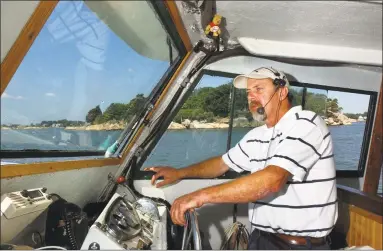  ?? Hearst Connecticu­t Media file photo ?? Capt. Bob Milne of the Volsunga leads a tour of the Thimble Islands in 2005.