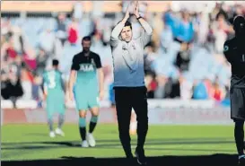  ?? FOTO: GETTY ?? Pochettino aplaude a la afición tras el triunfo ante el Huddersfie­ld Town