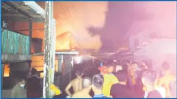  ??  ?? MARAK: Suasana di Kampung Babu, Debak ketika kebakaran tiga rumah malam kelmarin.