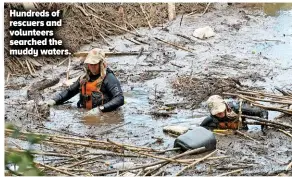  ??  ?? Hundreds of rescuers and volunteers searched the muddy waters.