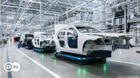  ??  ?? Die neue Mercedes S-Klasse wird in einer komplett digitalisi­erten und vernetzten Fabrik gebaut