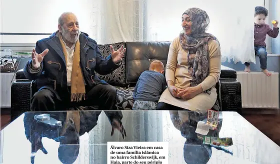  ??  ?? Álvaro Siza Vieira em casa de uma família islâmica no bairro Schildersw­ijk, em Haia, parte do seu périplo