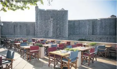  ?? NAUTIKARES­TAURANTS.COM ?? Restoran Dubravka na samom je ulazu u staru jezgru Dubrovnika