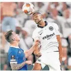  ?? FOTO: AP ?? Obenauf: Frankfurts Djibril Sow (r.) im Europa-League-Finale.