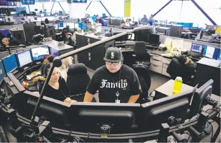  ?? Michael Macor / The Chronicle ?? Dispatcher Debora Zambrano (left) trains Arnel Laxa at S.F.’s 911 center, where low morale and burnout are taking a major toll.