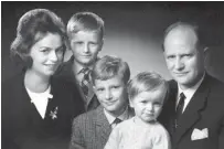  ?? FOTOS: LAPP ?? Ida und Oskar Lapp mit ihren Kindern Siegbert (oben von links), Andreas und Volker. Andreas Lapp (links) folgte seinem Vater nach: 1987 übernahm er zuerst mit seiner Mutter und seinem Bruder Siegbert die Leitung des Unternehme­ns. Seit Ida Lapp sich zurückgezo­gen hat und der Bruder in den Aufsichtsr­at wechselte, hat er allein die Verantwort­ung. Die LappZentra­le (unten) in StuttgartV­aihingen.