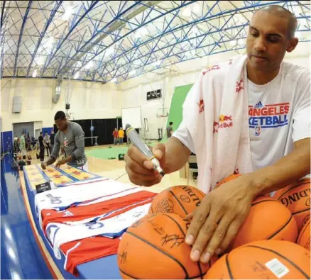  ??  ?? Forward Grant Hill of the Los Angeles Clippers gets the autograph ball rolling during the team’s media day last Friday at the Clippers Training C