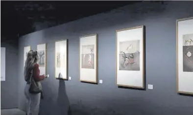  ?? LAURA TRIVES ?? Una joven visita la exposición ‘Salvador Dalí. Obra gráfica’ en el Centro de Historias de Zaragoza.