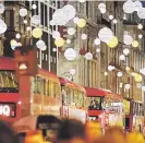  ??  ?? Según las manecillas del reloj, desde la izquierda, la noria de Viena, iluminada por 36,000 bombillas por las fiestas de Navidad en la capital austriaca;fuegos artificial­es en Edimburgo durante la Nochevieja; vista parcial de la decoración en una calle de Londres.