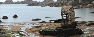  ?? PHOTO OUEST-FRANCE ?? À marée haute, l’oratoire de Saint-Guirec dépasse de l’eau, dans l’anse de Ploumanac’h. Lors des grandes marées, il peut être entièremen­t recouvert.