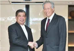  ??  ?? Mohamad Sabu greets Dr Ng during their meeting on the sidelines of the 17th Shangri-La Dialogue. — Bernama photo