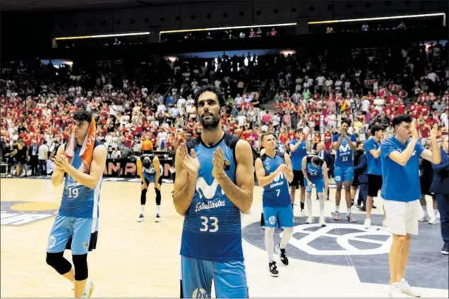  ?? ?? Rubén Domínguez, Javier Beirán y Johnny Dee, jugadores del Movistar Estudiante­s, aplauden a la afición desplazada a Girona para la Final Four de ascenso.