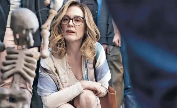  ??  ?? Julianne Moore es Gloria Bell, la protagonis­ta de la película homónima que a su vez es un “cover” de Gloria (2013), con Paulina García.