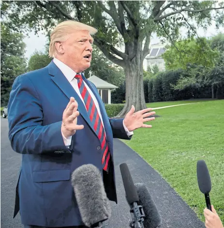  ??  ?? Trump, ayer, ante periodista­s en los jardines de la Casa Blanca