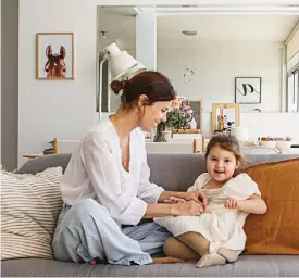  ??  ?? SI BIEN EN LAS REDES MUESTRA SU CASA IMPECABLE, NO SIEMPRE ES ASÍ, YA QUE SU PEQUEÑA HIJA LA DISFRUTA AL MÁXIMO. ASÍ ES COMO EL DESORDEN GANA TERRENO. “ME
GUSTAN LOS HOGARES VIVÍDOS”, SEÑALA.