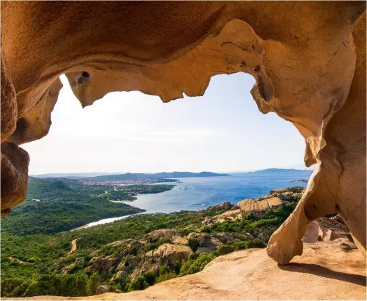  ??  ?? Roccia dell‘ Orso. Der Bärenfelse­n, eine Steinforma­tion mit Blick auf die Meerenge zwischen Palau und La Maddalena.