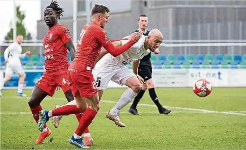  ?? ?? Clément Couturier trébuche. Ludovic Rauch n‘en demandait pas tant. Le milieu de terrain differdang­eois a ouvert le score samedi à Oberkorn.