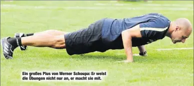  ??  ?? Ein großes Plus von Werner Schoupa: Er weist die Übungen nicht nur an, er macht sie mit.