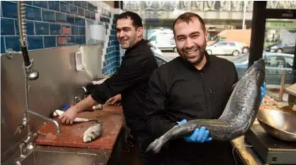  ?? FOTO JAN VAN DER PERRE ?? Met zalm in de handen: Mohemmed El Aissati van vishandel en -resto Puertos op de Turnhoutse­baan in Borgerhout.