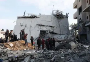  ?? IBRAHEEM ABU MUSTAFA / REUTERS / NTB ?? Palestiner­e samles nær et hus truffet av israelske angrep i Rafah, sør på Gaza-stripen. Bildet ble tatt 16. februar.