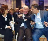  ??  ?? Milano Mariastell­a Gelmini, 44 anni, Paolo Romani, 70, e Giovanni Toti, 49, ieri alla convention di FI