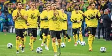  ?? FOTO: IMAGO ?? Die Mannschaft von Borussia Dortmund wärmt sich in T-Shirts mit Genesungsw­ünschen für ihren Mitspieler Marc Bartra auf.