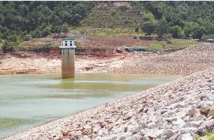  ?? – MASRY CHE ANI/THESUN ?? Pathmanath­an urged residents in the state to conserve water to help sustain reserves until the next rainy season.