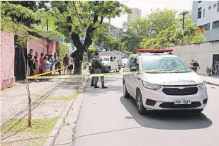  ??  ?? Homicídio de catador de reciclávei­s na Estrada do Arraial, no Recife, continua em investigaç­ão