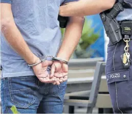 ?? Dpa.BILD: Neudecker ?? Ein Mann in Handschell­en: Im Clan-Milieu wurden in Niedersach­sen 65 Tatverdäch­tige ermittelt.