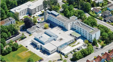  ?? Foto: Karl Rosengart ?? Die Wertachkli­niken haben in Schwabmünc­hen kräftig investiert. Moderne Patientenz­immer und das neue Foyer fallen seither besonders auf.