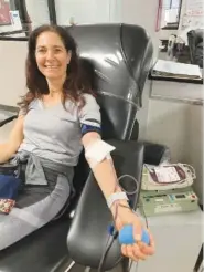  ?? CONTRIBUTE­D PHOTO ?? With the promise of receiving peanut butter crackers for her effort, Dana Shavin donates blood. The process requires little more than 15 sedentary minutes, except for clenching and unclenchin­g your fist.