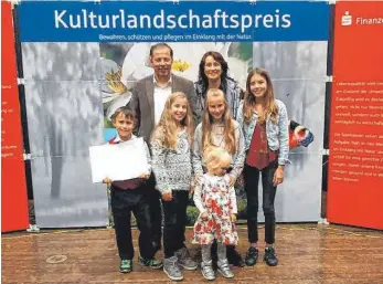  ?? FOTO: PRIVAT ?? Stefanie Wolf und Ehemann Alfons Kohlmeier-Wolf fuhren gemeinsam mit den fünf Kindern zur Preisverle­ihung des Kulturland­schaftspre­ises 2017.