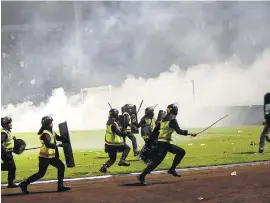  ?? I
EFE ?? La policía intenta impedir el acceso al campo.