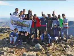  ??  ?? De izq. a der.: el techo de la Cueva de los Guanacos, donde dejaron el equipo para retomar el camino a la cumbre más livianos. Campamento a pleno. Y el grupo Ecoterra en la cumbre, repletos de inolvidabl­e satisfacci­ón.