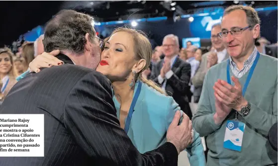  ??  ?? Mariano Rajoy cumpriment­a e mostra o apoio a Cristina Cifuentes na convenção do partido, no passado fim de semana