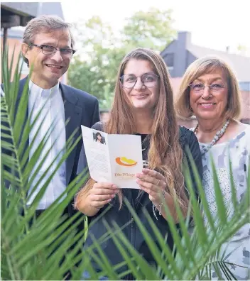  ?? FOTO: LAMMERTZ ?? Amary Ramadan (Mitte) macht ihr Praxisseme­ster beim Verein „Die Wiege“. Ihr Professor Elmar Nass (li.) und Bürgermeis­terin Karin Meincke (re.) unterstütz­en sie.